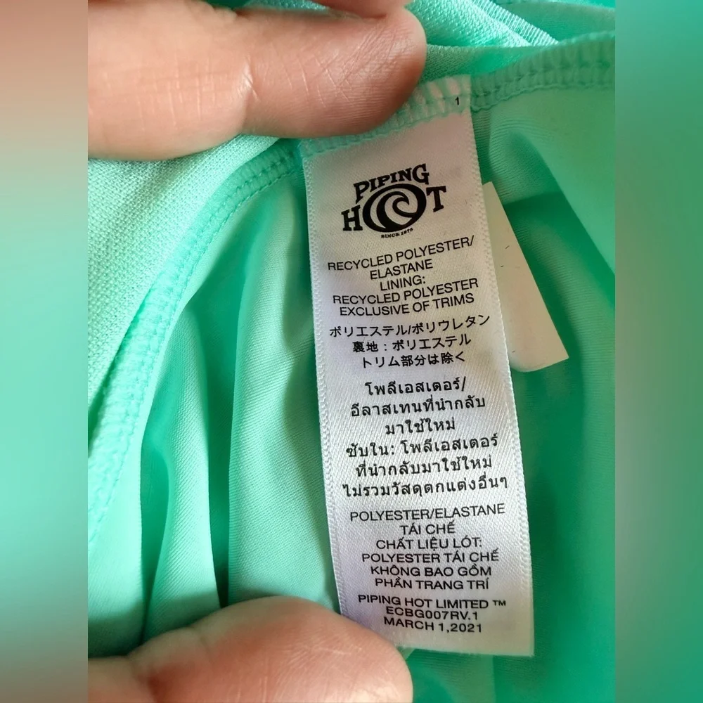 Piping Hot brand rash guard features a mint green. Size 12